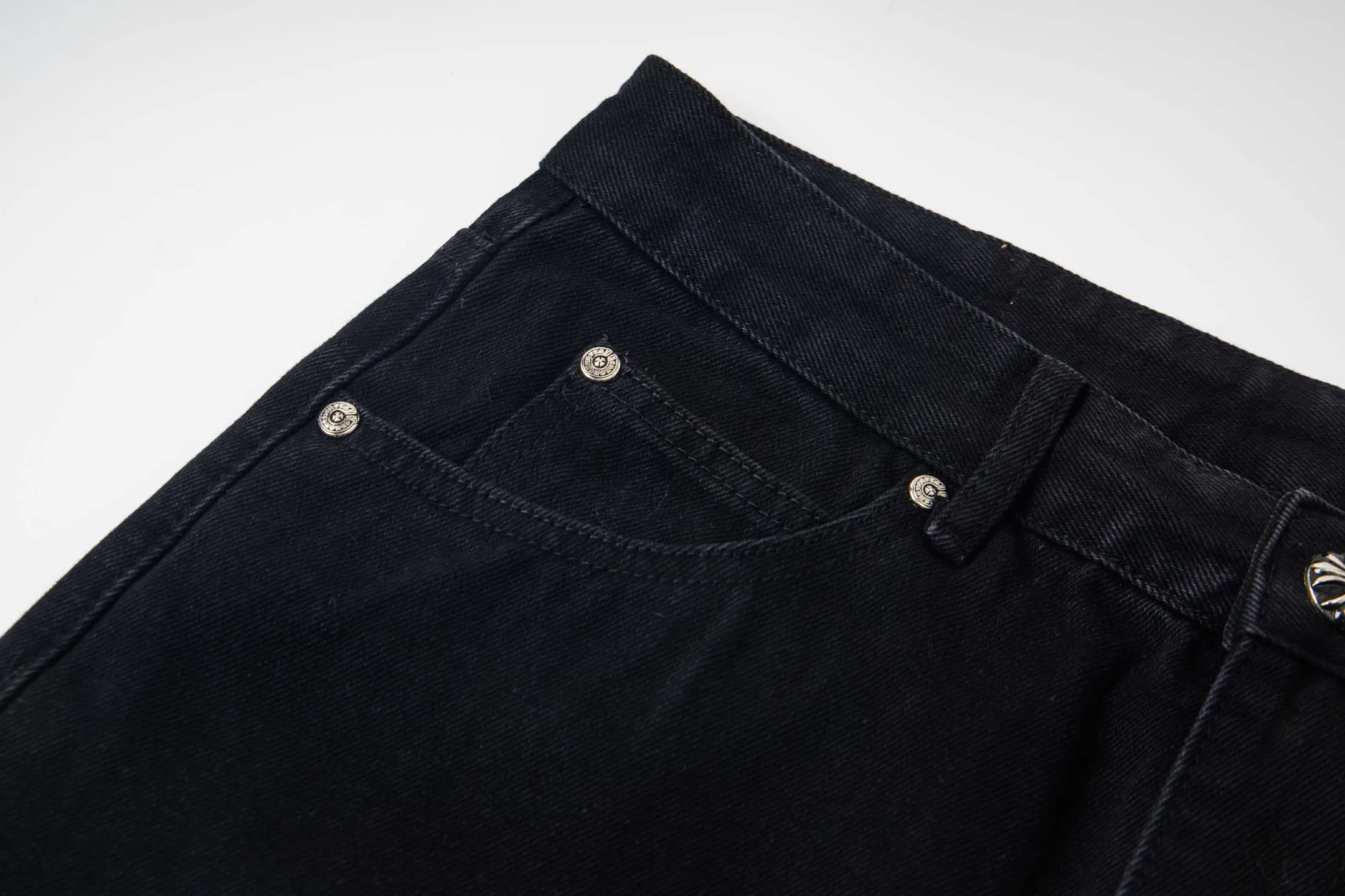 P260 Chrome Hearts Black Pants, Sanskrit Blue and White Multi-Leather Jeans. CH jeans need to be washed and then disassembled and hand-stitched with sheepskin cross leather and then spliced ​​together. The whole piece has too many craftsmanship to explain. The patchwork is decorated with cross patterns and the high-waisted washed jeans! ! Absolutely high-end luxury products, god-level single products and super popular products, made with top heavy industry, a must-see magic weapon. Customized hardware. The fabric is thick and soft after washing. It has good breathability. Customized small leather label. Unique design. The details are simple and elegant, and the workmanship is exquisite. The entire trousers are neatly routed and the details are in place! It’s so cool that both men and women can easily control the genderless trend! Style number: 1801# Color: black Size: 28 30 32 34